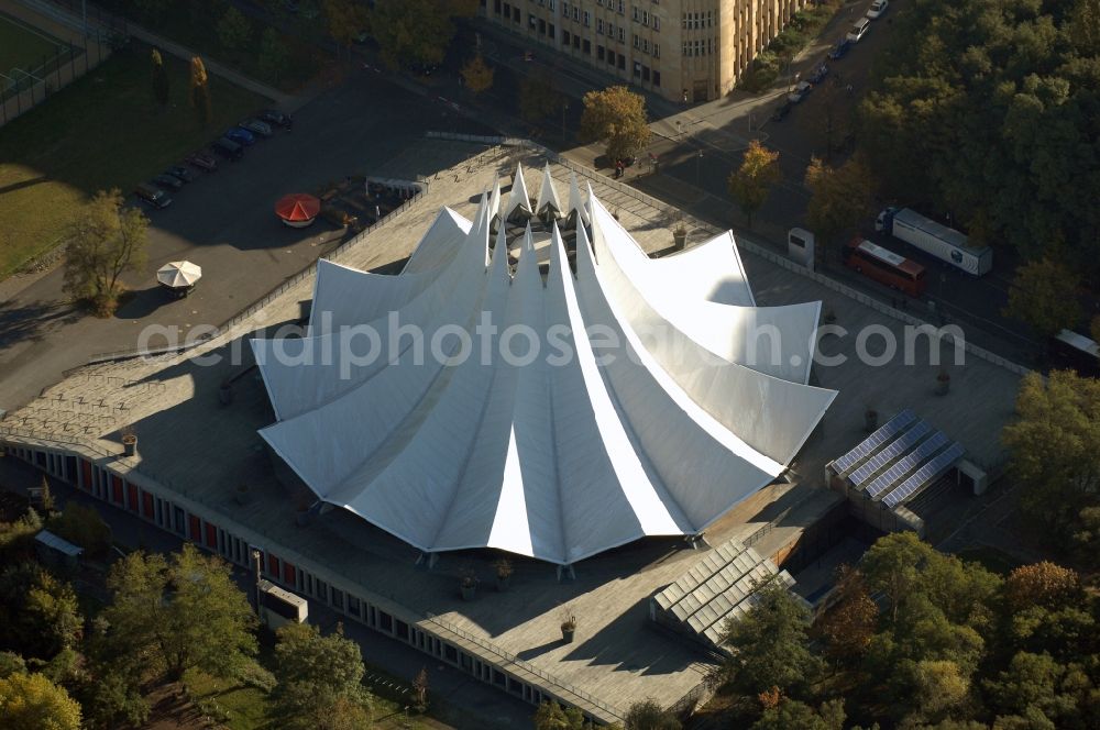 Aerial photograph Berlin - Event and music-concert grounds of the Arena Tempodrom on Moeckernstrasse in the district Kreuzberg in Berlin, Germany