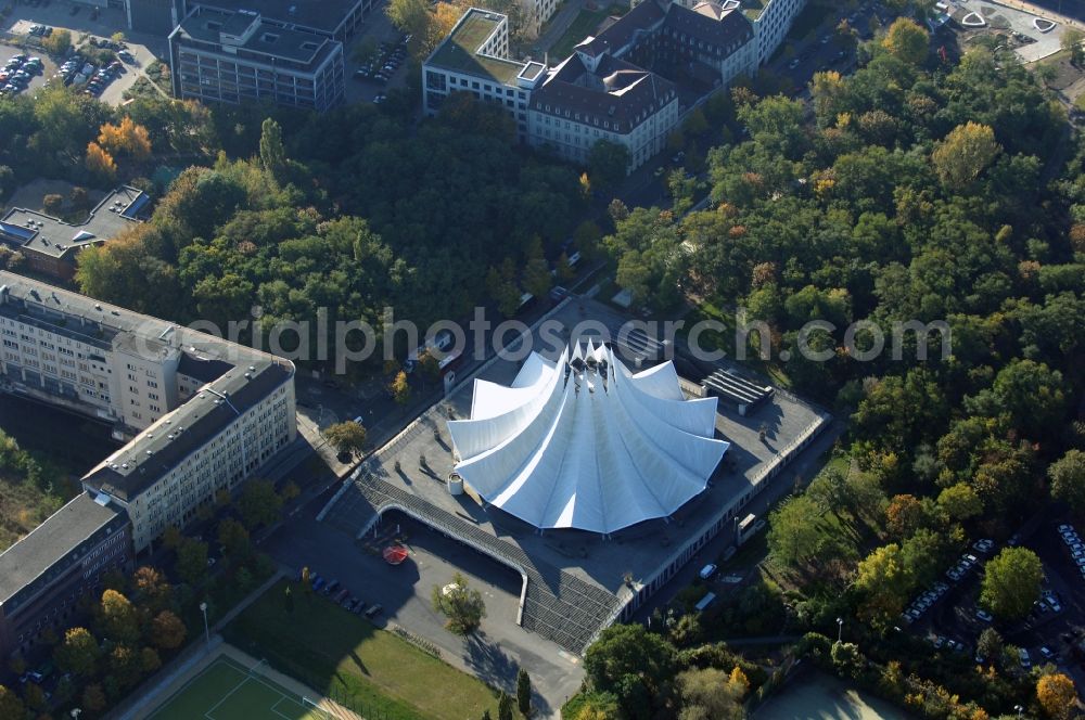 Aerial photograph Berlin - Event and music-concert grounds of the Arena Tempodrom on Moeckernstrasse in the district Kreuzberg in Berlin, Germany