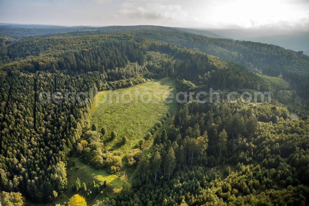 Aerial photograph Meschede - Site of heaped landfill of stillgelegten Deponie Lattenberg in Meschede in the state North Rhine-Westphalia, Germany