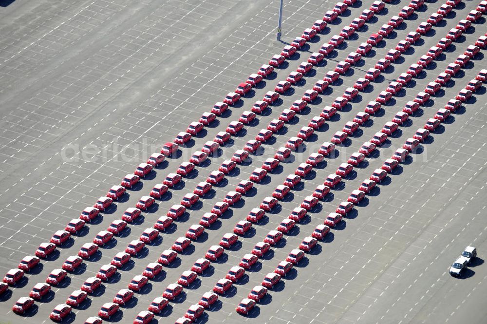 Etzin from above - Gelände der Auto- Service-und Umschlag- Center Mosolf GmbH in Etzin bei Nauen. Die Firma besteht seit über 50 Jahren und bietet außer Logistikdienstleistungen, Kraftfahrzeugvermietung und -verkauf, ebenso Technik-, Prüfungs- und Ausstattungsdienste an. Site of the auto service center and transshipment Mosolf GmbH Etzin at Nauen. The company was founded over 50 years and in addition to logistics services, vehicle rental and sale, as well engineering, testing and equipment services.