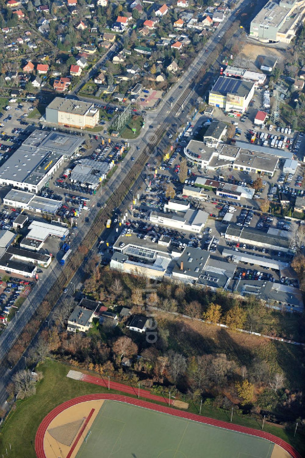 Aerial image Berlin - Blick auf das Gelände des Autohauses Möbus mit den geplanten Erweiterungsflächen an der Hansastrasse 202 in 13088 Berlin -Hohenschönhausen. Area of the car-house on the Hansa Strasse 202 13088 Berlin - Hohenschönhausen.