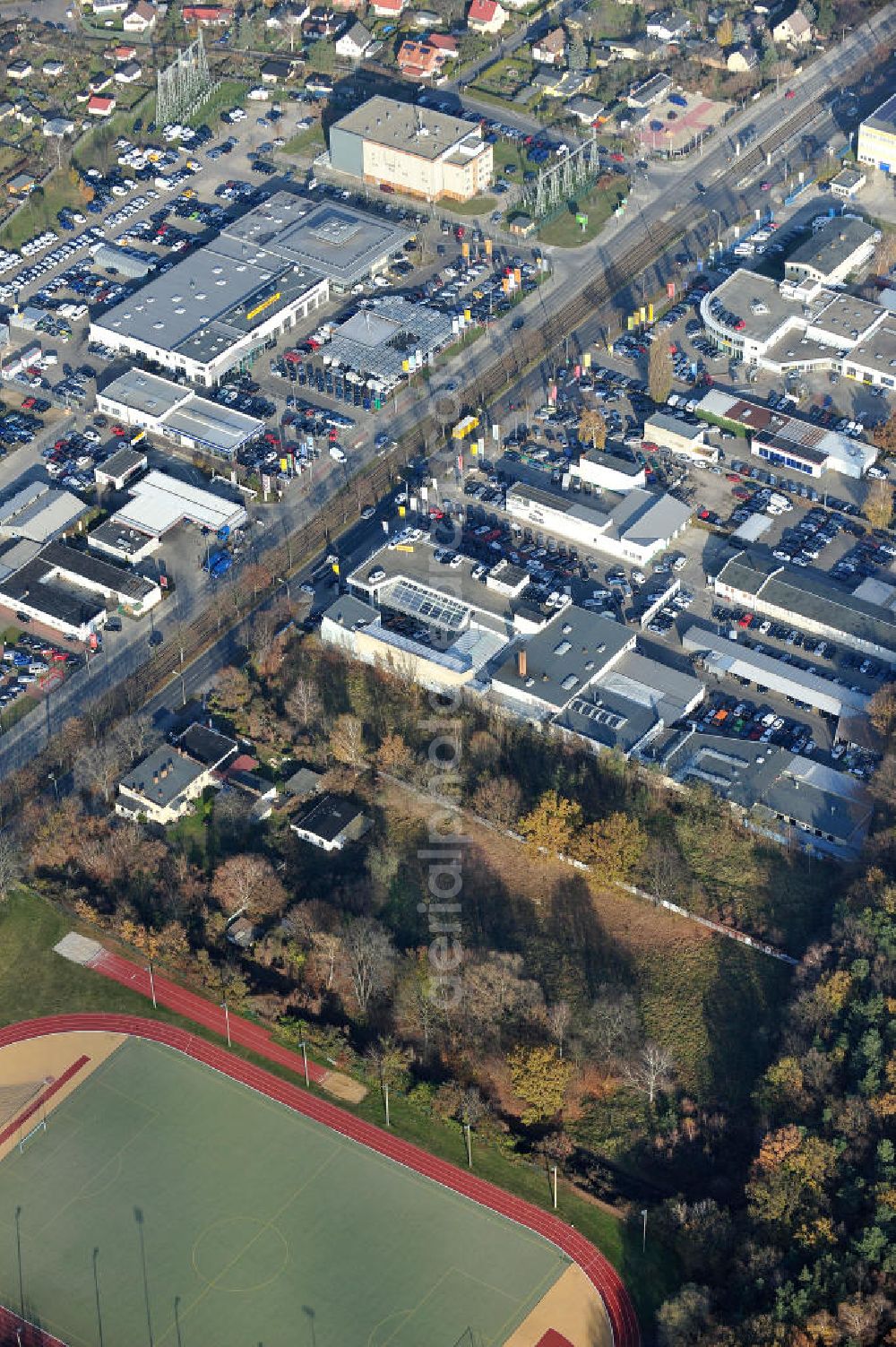 Berlin from above - Blick auf das Gelände des Autohauses Möbus mit den geplanten Erweiterungsflächen an der Hansastrasse 202 in 13088 Berlin -Hohenschönhausen. Area of the car-house on the Hansa Strasse 202 13088 Berlin - Hohenschönhausen.