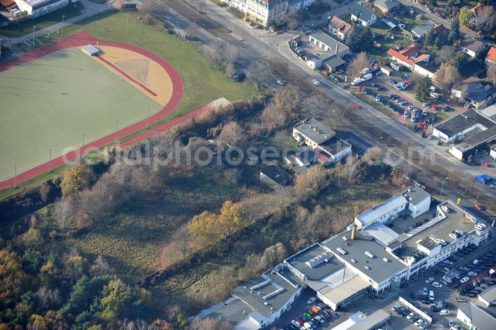 Aerial photograph Berlin - Blick auf das Gelände des Autohauses Möbus mit den geplanten Erweiterungsflächen an der Hansastrasse 202 in 13088 Berlin -Hohenschönhausen. Area of the car-house on the Hansa Strasse 202 13088 Berlin - Hohenschönhausen.