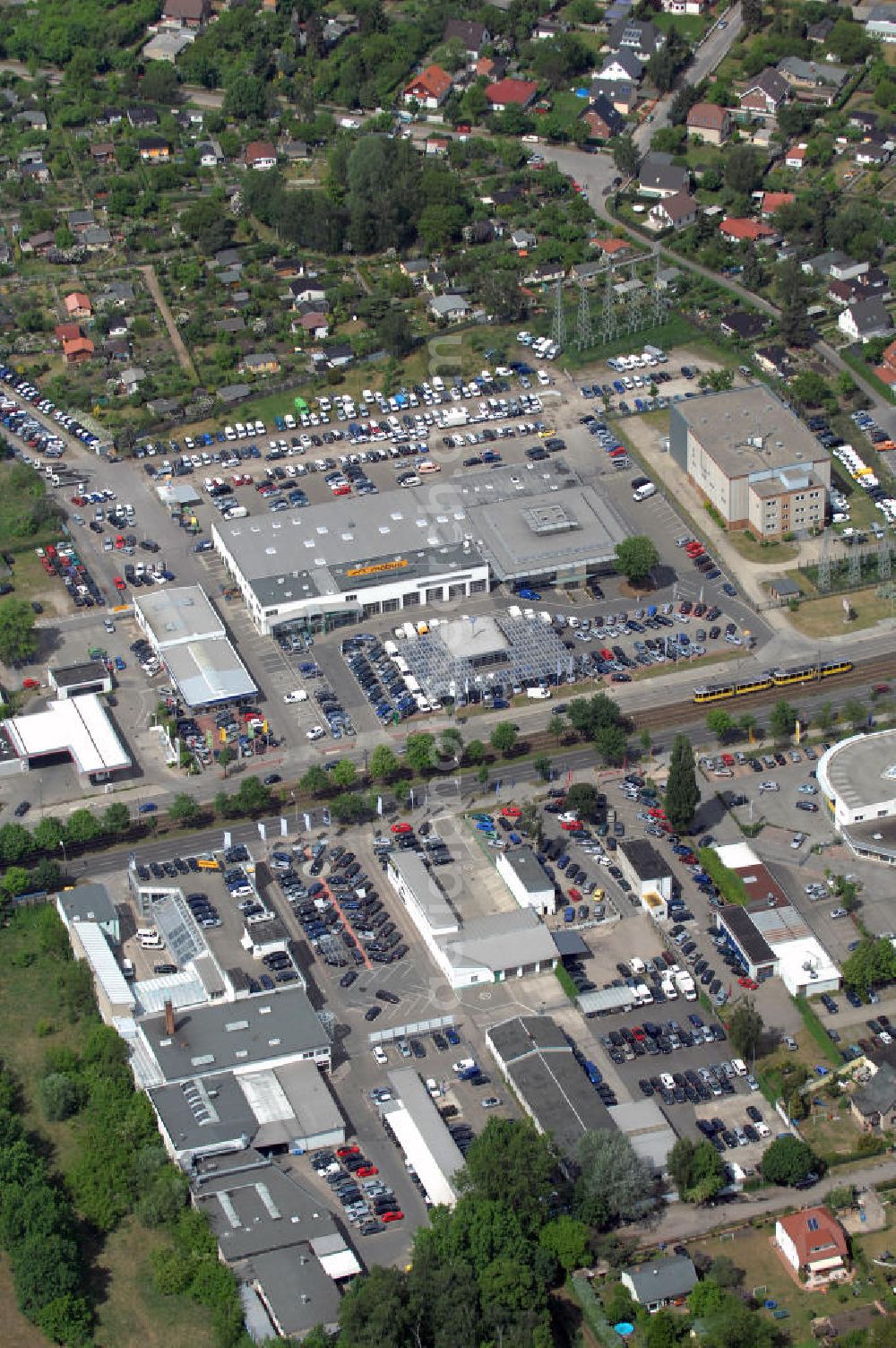 Aerial photograph Berlin - Blick auf das Gelände des Autohauses Möbus an der Hansastrasse 202 in 13088 Berlin - Hohenschönhausen.