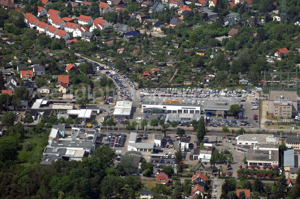 Berlin from above - Blick auf das Gelände des Autohauses Möbus an der Hansastrasse 202 in 13088 Berlin - Hohenschönhausen.