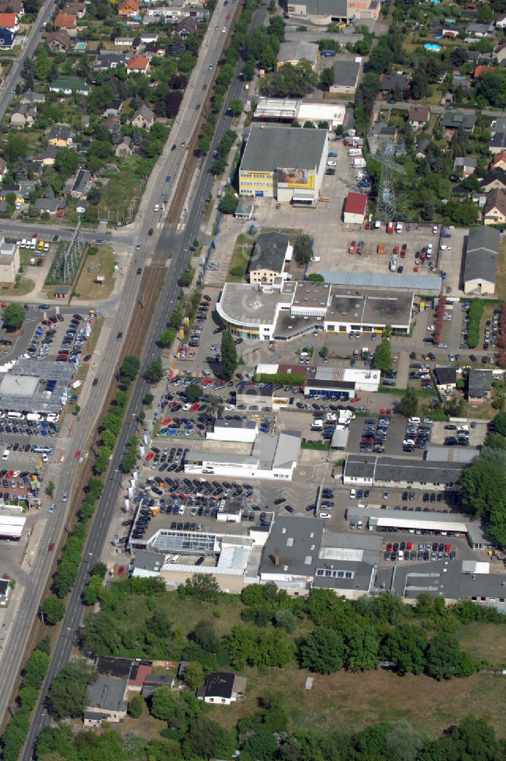 Aerial image Berlin - Blick auf das Gelände des Autohauses Möbus an der Hansastrasse 202 in 13088 Berlin - Hohenschönhausen.