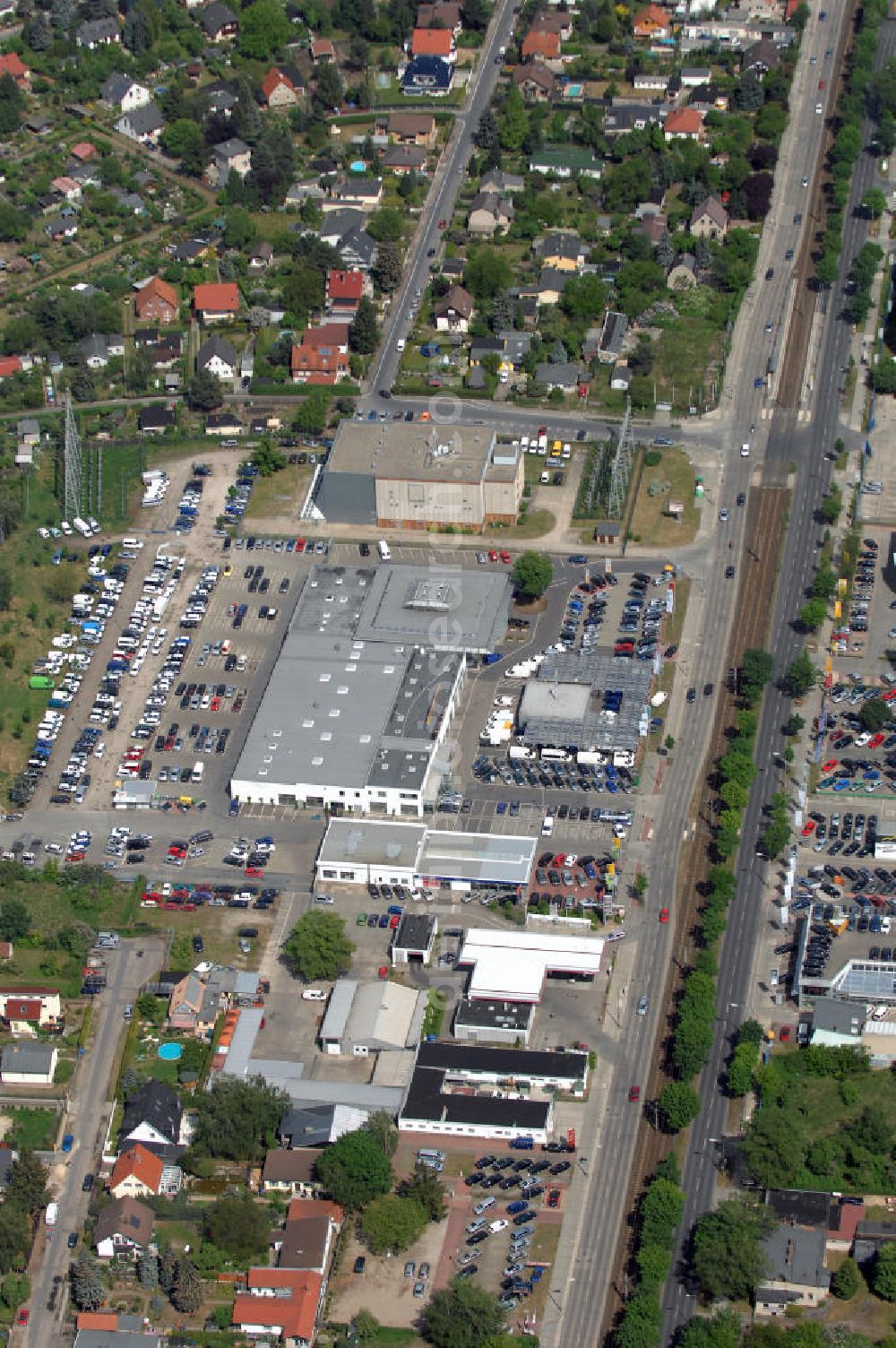 Aerial photograph Berlin - Blick auf das Gelände des Autohauses Möbus an der Hansastrasse 202 in 13088 Berlin - Hohenschönhausen.