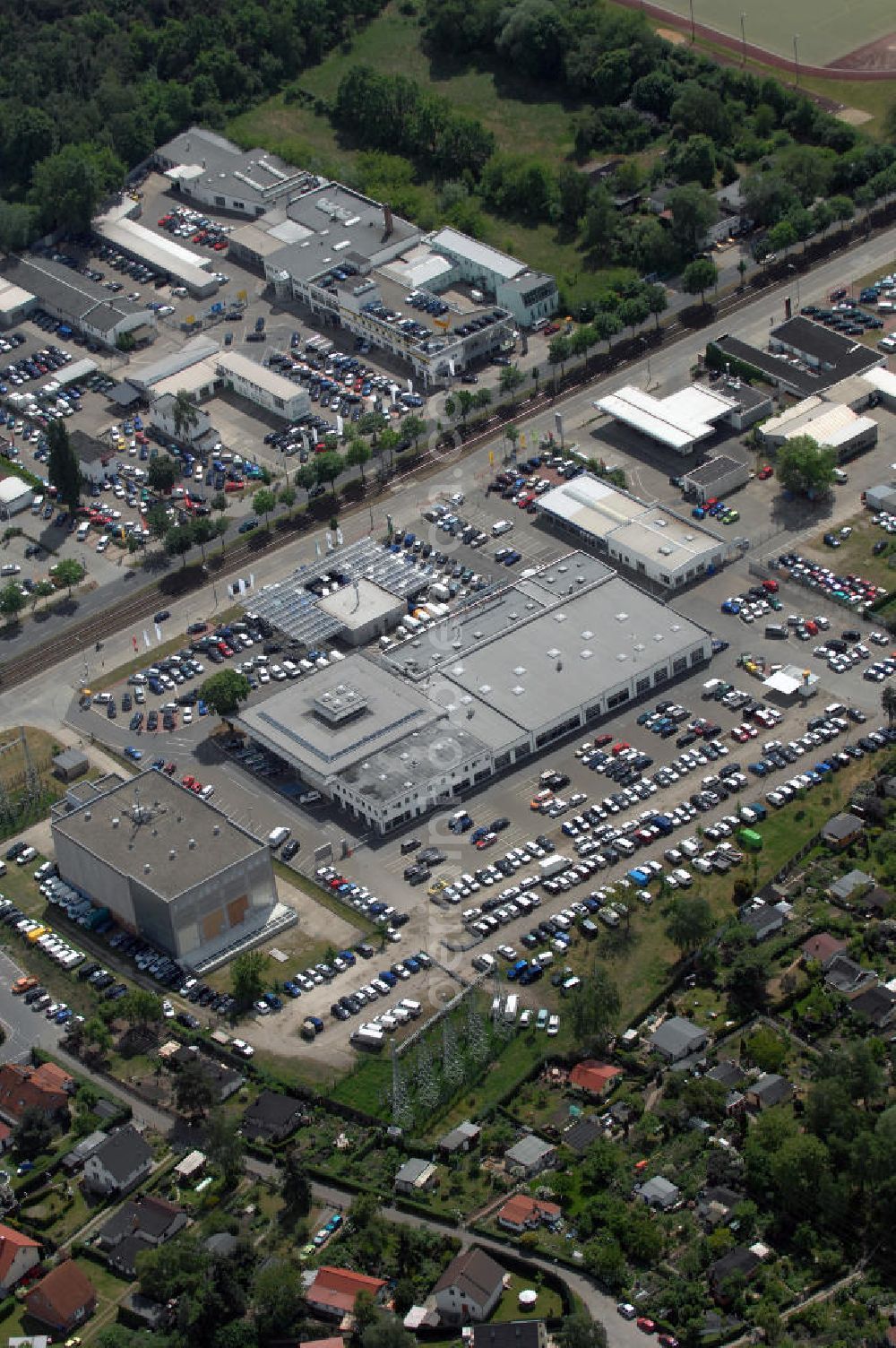 Berlin from above - Blick auf das Gelände des Autohauses Möbus an der Hansastrasse 202 in 13088 Berlin - Hohenschönhausen.