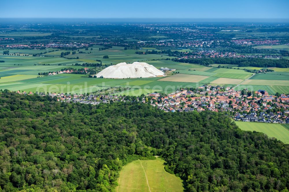 Aerial photograph Giesen - Site of the mining stockpile for potash and salt production Siegfried on street Latherwischweg in Giesen in the state Lower Saxony, Germany