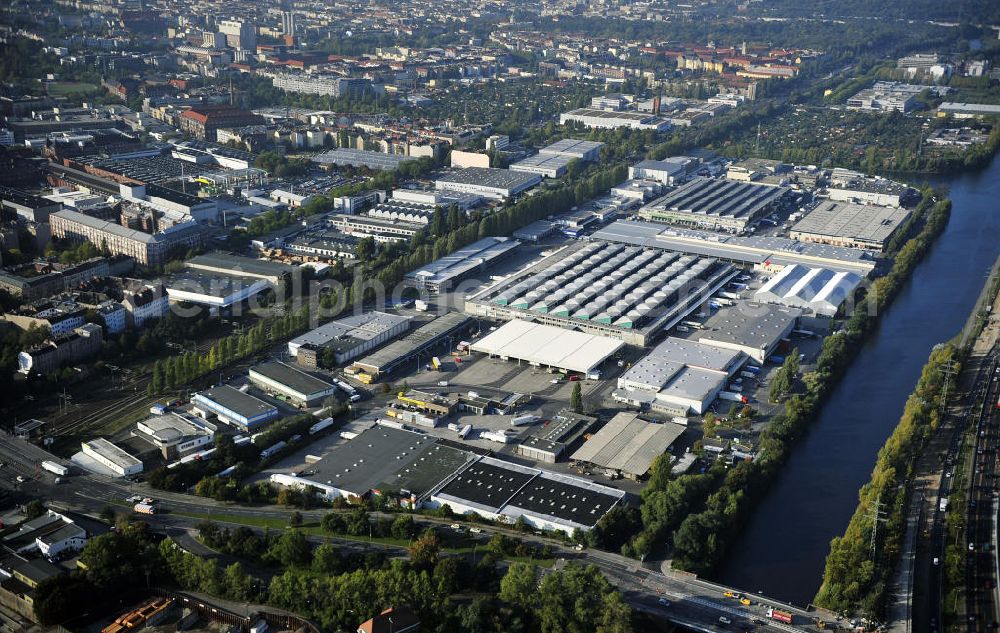 Berlin from the bird's eye view: Blick auf das Gelände der Berliner Großmarkt GmbH an der Beusselstraße in 10553 Berlin. View of at the site of the Berlin wholesale market at the Beusselstrasse in Berlin.