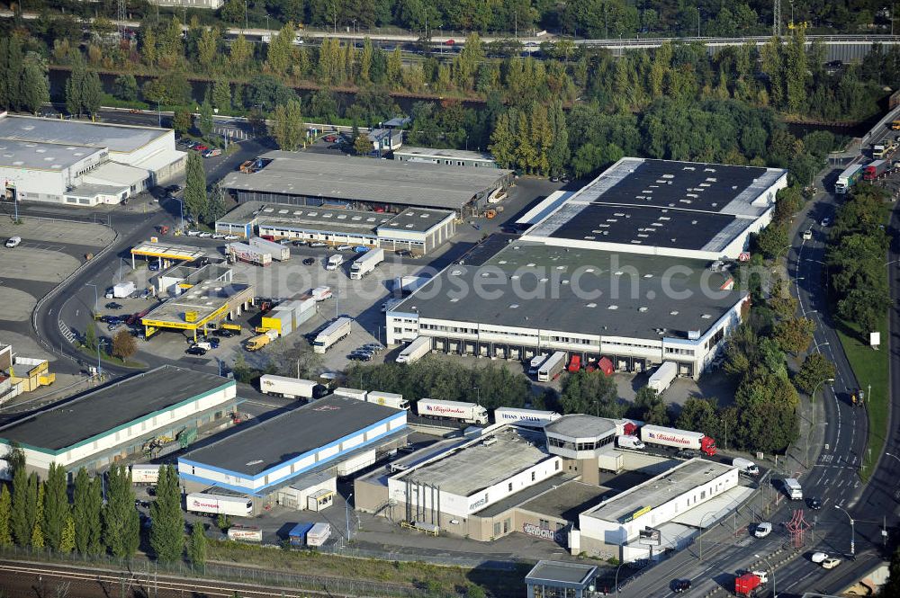 Aerial photograph Berlin - Blick auf das Gelände der Berliner Großmarkt GmbH an der Beusselstraße in 10553 Berlin. View of at the site of the Berlin wholesale market at the Beusselstrasse in Berlin.