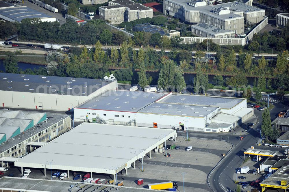 Aerial image Berlin - Blick auf das Gelände der Berliner Großmarkt GmbH an der Beusselstraße in 10553 Berlin. View of at the site of the Berlin wholesale market at the Beusselstrasse in Berlin.