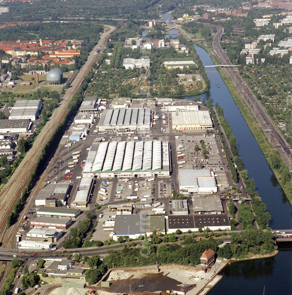 Berlin Moabit from the bird's eye view: Blick auf das Gelände der Berliner Großmarkt GmbH an der Beusselstraße in 10553 Berlin. View of at the site of the Berlin wholesale market at the Beusselstrasse in Berlin.