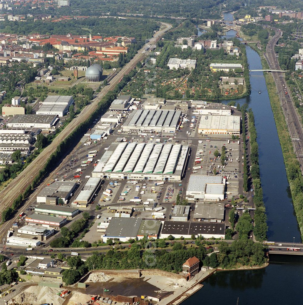 Aerial photograph Berlin Moabit - Blick auf das Gelände der Berliner Großmarkt GmbH an der Beusselstraße in 10553 Berlin. View of at the site of the Berlin wholesale market at the Beusselstrasse in Berlin.