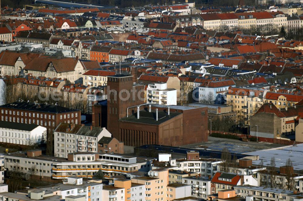 Berlin from above - Blick auf das ehemalige Gelände der Berliner - Kindl - Brauerei in Berlin-Neukölln. Ende 2004 gab das Unternehmen seinen Traditionsstandort auf. Auf dem inzwischen verkauften Gelände soll bis zum Herbst 2008 ein großes Einkaufszentrum entstehen, in dem auch kulturelle Veranstaltungen durchgeführt werden sollen. So fand im ehemaligen Bierlager im Juni 2007 eine Theateraufführung des Wallenstein statt. Da Nord-Neukölln zu den ärmsten Gegenden Berlins zählt, scheint die Refinanzierung des Projekts fragwürdig. Die Werbellinstraße 50 mit dem Sudhaus der Kindl-Brauerei von 1926 bis 1930 steht unter Denkmalschutz und soll in jedem Fall erhalten bleiben.