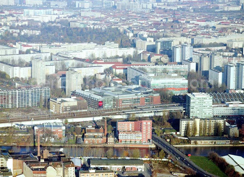 Berlin - Friedrichshain from the bird's eye view: Gelände am Berliner Ostbahnhof am Spreeufer in Berlin - Friedrichshain.