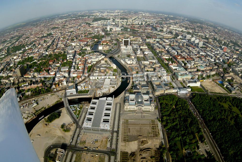 Aerial photograph Berlin - Stadtansicht auf das Gelände des Berliner Regierungsviertels an der Spree im Tiergarten mit dem Reichstag und den Bundesbauten sowie dem Brandenburger Tor und Unter den Linden mit Blick zum Stadtzentrum Ost.