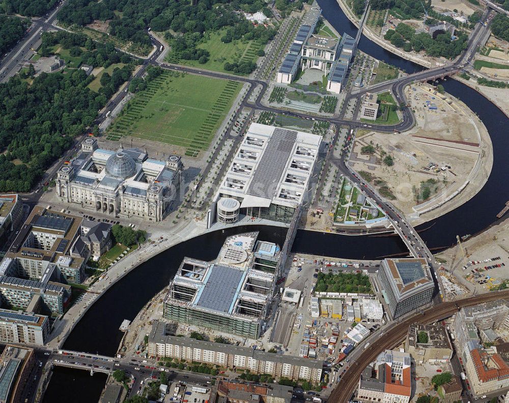 Aerial image Berlin Mitte Tiergarten - Blick auf das Gelände des Berliner Regierungsviertels am Spreebogen in Tiergarten / Mitte. Am Spreeverlauf bilden der Reichstag und die Bundesbauten am Kanzleramt den Kern des Emsembles. View of the grounds of Berlin's government district on the Spree in Tiergarten / Mitte. Spree on course form the Reichstag and the Federal Chancellery buildings on the core of the Emsemble.