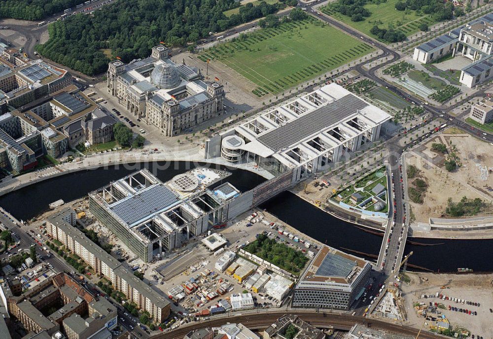 Aerial photograph Berlin Mitte Tiergarten - Blick auf das Gelände des Berliner Regierungsviertels am Spreebogen in Tiergarten / Mitte. Am Spreeverlauf bilden der Reichstag und die Bundesbauten am Kanzleramt den Kern des Emsembles. View of the grounds of Berlin's government district on the Spree in Tiergarten / Mitte. Spree on course form the Reichstag and the Federal Chancellery buildings on the core of the Emsemble.