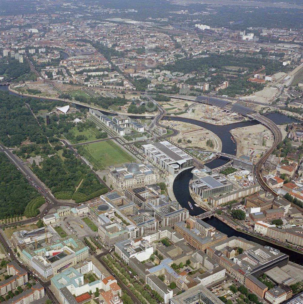 Berlin Mitte Tiergarten from above - Blick auf das Gelände des Berliner Regierungsviertels am Spreebogen in Tiergarten / Mitte. Am Spreeverlauf bilden der Reichstag und die Bundesbauten am Kanzleramt den Kern des Emsembles. View of the grounds of Berlin's government district on the Spree in Tiergarten / Mitte. Spree on course form the Reichstag and the Federal Chancellery buildings on the core of the Emsemble.