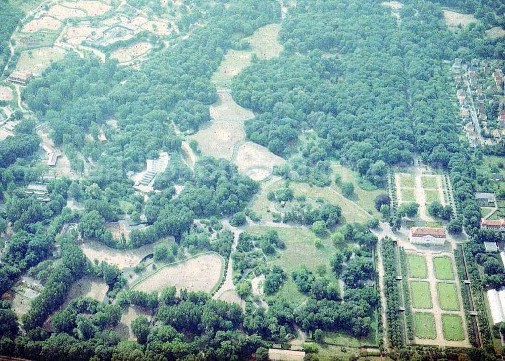 Berlin - Lichtenberg from above - Gelände des Berliner Tierparkes mit dem Schloß Friedrichsfelde in Berlin - Lichtenberg.