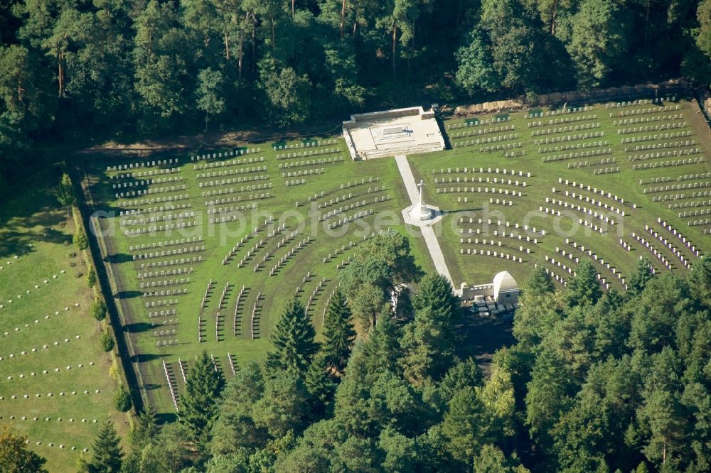 Aerial photograph Stahnsdorf - Grounds of the British military cemetery on the Southwest churchyard in Stahnsdorf in the state of Brandenburg