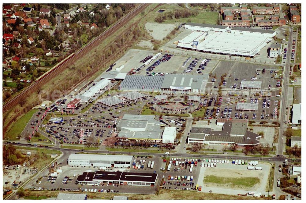 Aerial photograph Hoppegarten / BRB - 15.04.2004 Gelände der CARENA Autopark Hoppegarten Gebrauchtwagen-Markt GmbH & Co.KG,Neuer Hoenower Weg 4 15366 Dahlwitz-Hoppegarten Email: carena@carena.de Geschäftsführung: Stefan Schmidt Telefon : (0 33 42) 363 - 101 Fax : (0 33 42) 363 - 111