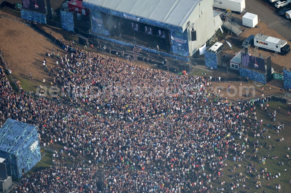 Aerial photograph Nordholz - Participants in the Deichbrand Festival music festival on the event concert area in Nordholz in the state Lower Saxony, Germany