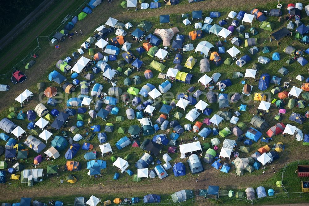 Aerial photograph Nordholz - Participants in the Deichbrand Festival music festival on the event concert area in Nordholz in the state Lower Saxony, Germany