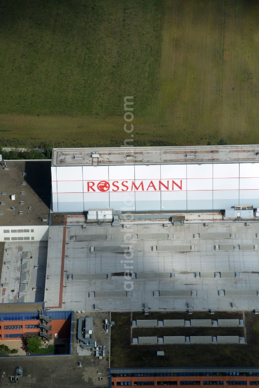 Aerial photograph Burgwedel - Building complex and grounds of the Dirk Rossmann GmbH in Burgwedel in the state of Lower Saxony. The compound includes a logistics centre and the company headquarters and administrative offices of Rossmann