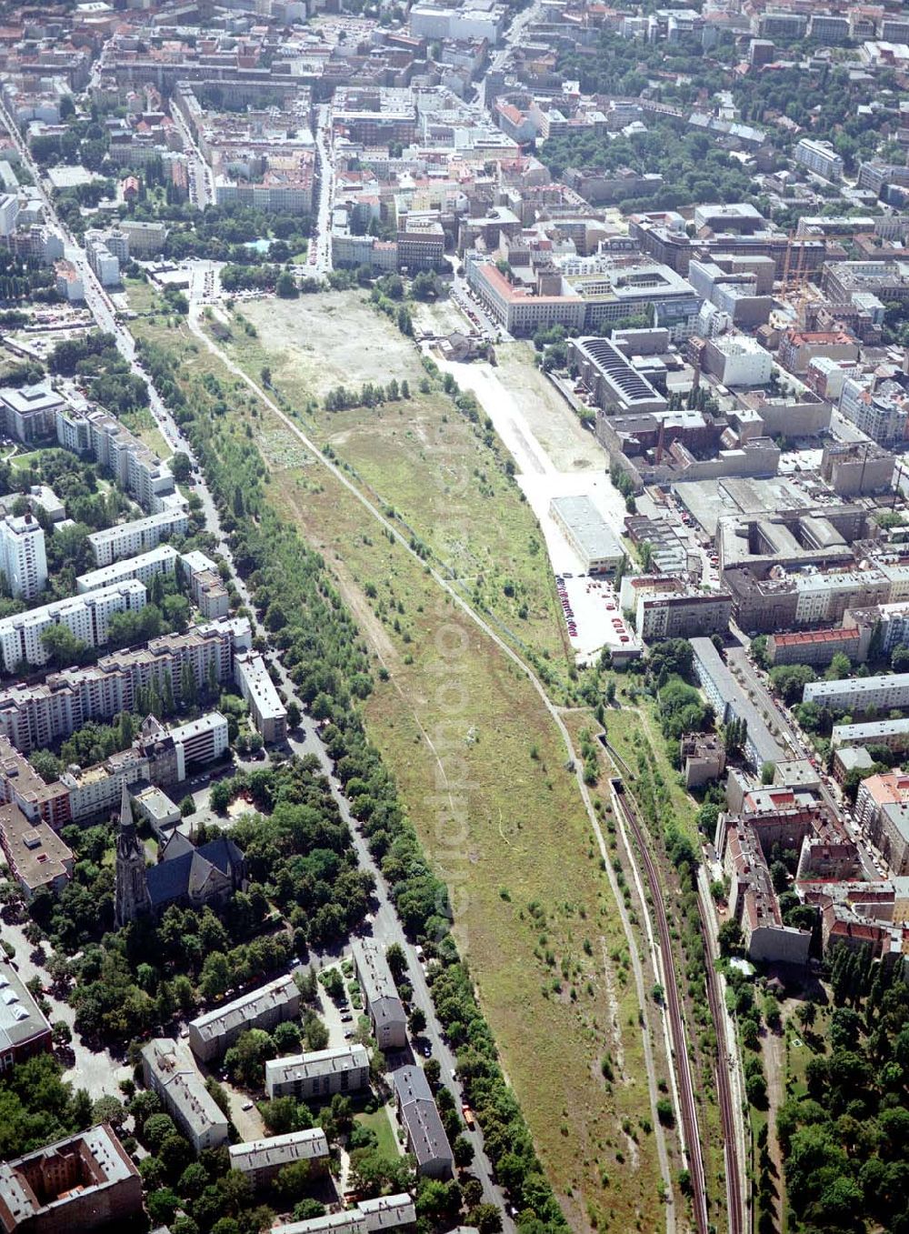 Berlin from the bird's eye view: Gelände des ehem. Grenzstreifens am Nordbahnhof in Berlin-Mitte / Wedding.