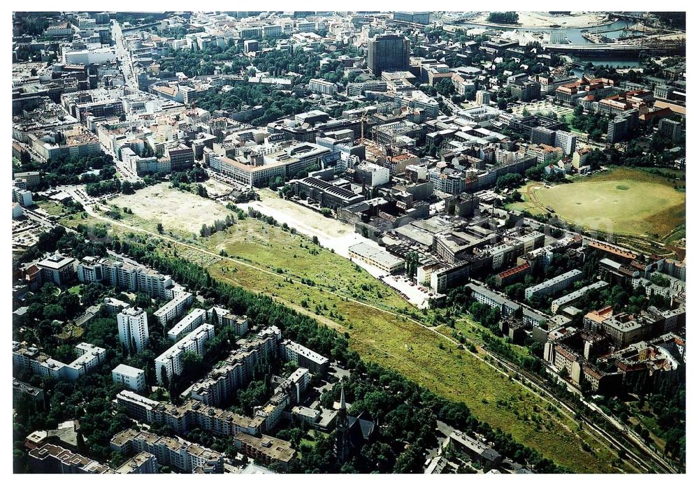 Aerial image Berlin - Gelände des ehem. Grenzstreifens am Nordbahnhof in Berlin-Mitte / Wedding.