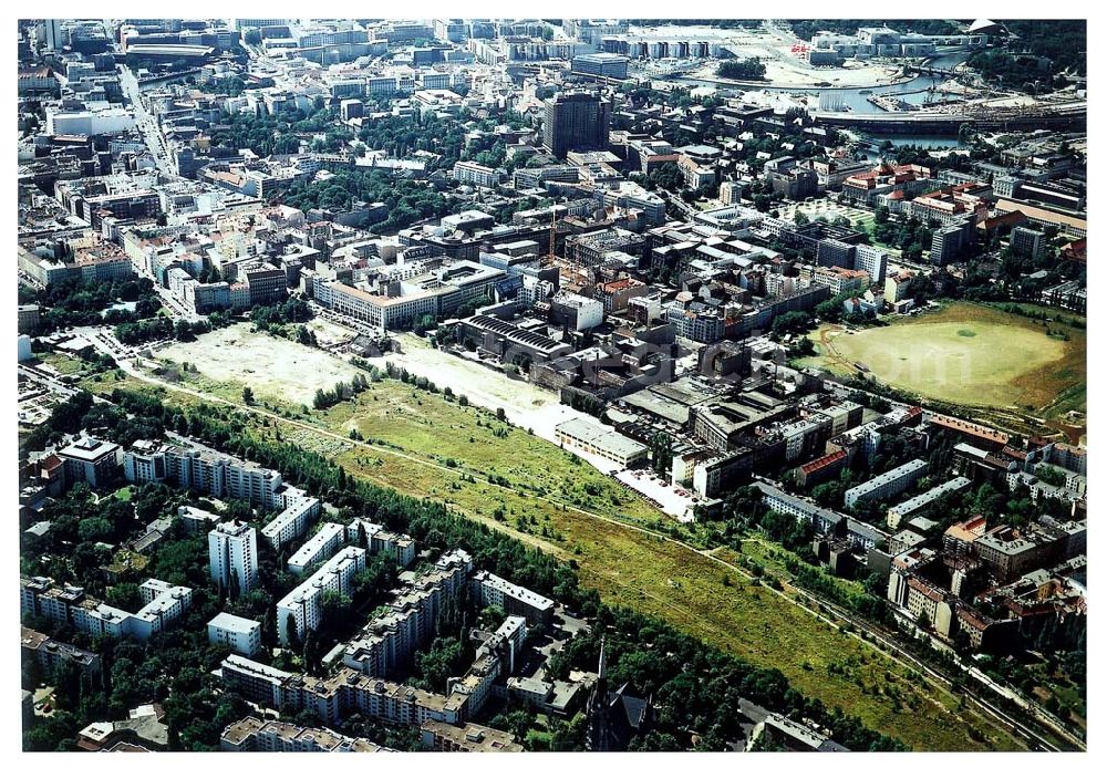 Aerial photograph Berlin - Gelände des ehem. Grenzstreifens am Nordbahnhof in Berlin-Mitte / Wedding.