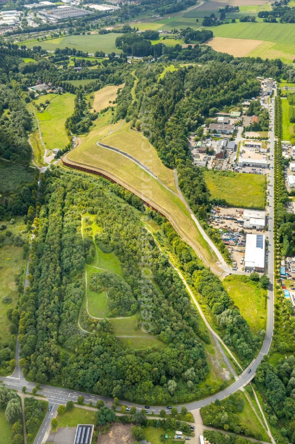 Gladbeck from the bird's eye view: Reclamation site of the former mining dump Halde Graf Moltke III / IV and Firmenansiedlung along the Europastrasse in Gladbeck in the state North Rhine-Westphalia, Germany