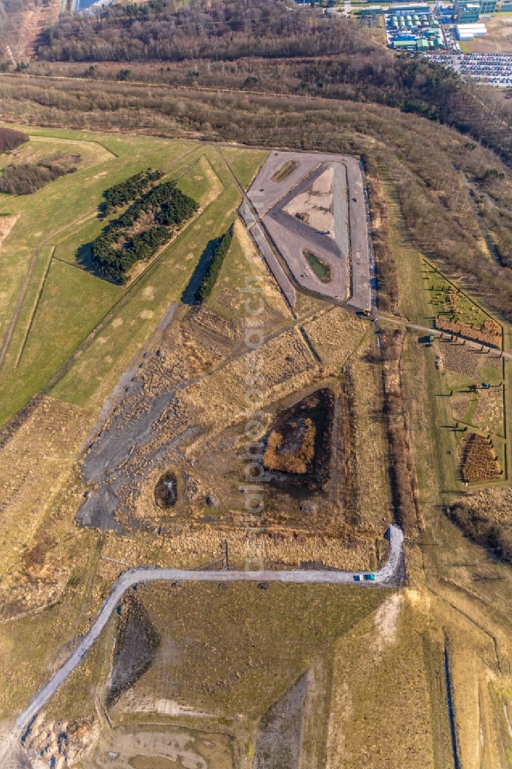 Bergkamen from the bird's eye view: Reclamation site of the former mining dump Halde Grosses Holz in Bergkamen in the state North Rhine-Westphalia, Germany