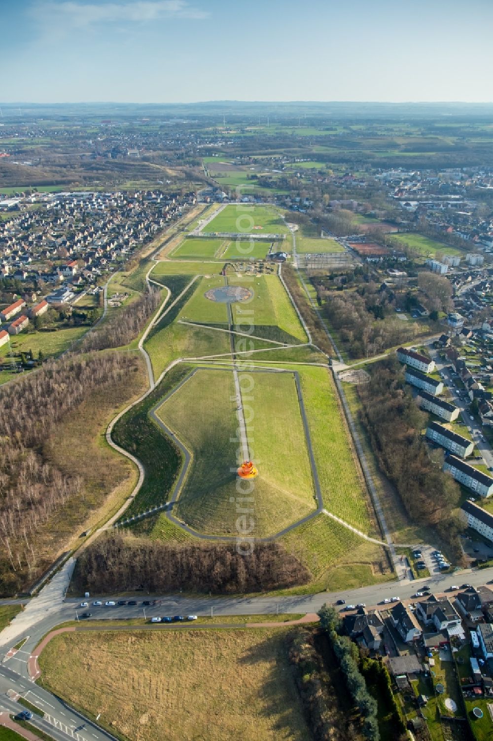 Hamm from above - Reclamation site of the former mining dump Lippepark mit Haldenzeichen und roter Aussichtspunkt der Berghaus-Architekten in the district Herringer Heide in Hamm in the state North Rhine-Westphalia