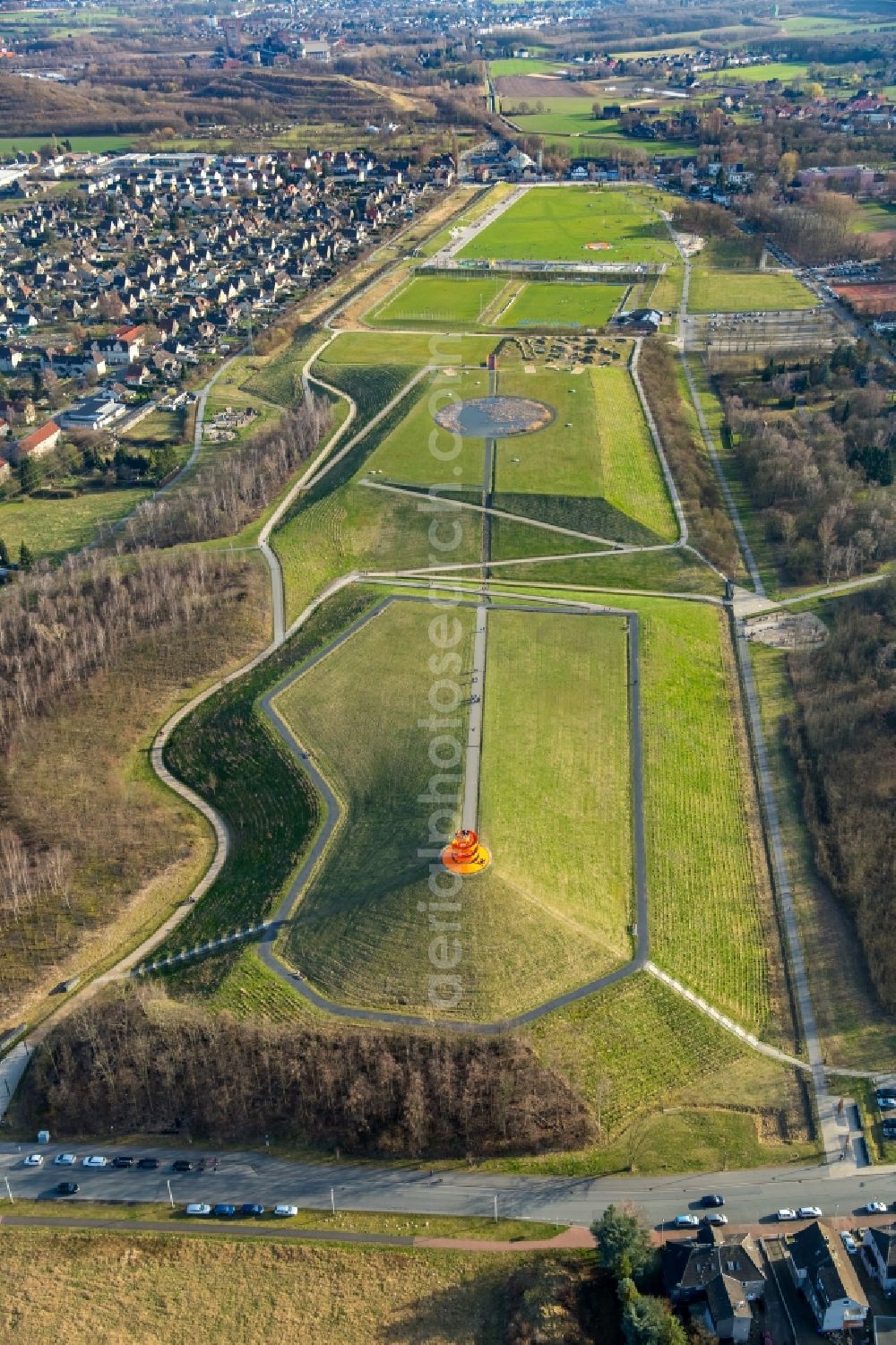 Hamm from the bird's eye view: Reclamation site of the former mining dump Lippepark mit Haldenzeichen und roter Aussichtspunkt der Berghaus-Architekten in the district Herringer Heide in Hamm in the state North Rhine-Westphalia