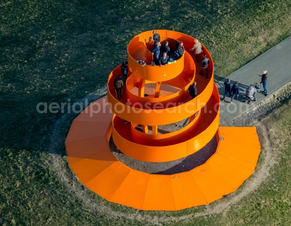 Aerial photograph Hamm - Reclamation site of the former mining dump Lippepark mit Haldenzeichen und roter Aussichtspunkt der Berghaus-Architekten in the district Herringer Heide in Hamm in the state North Rhine-Westphalia