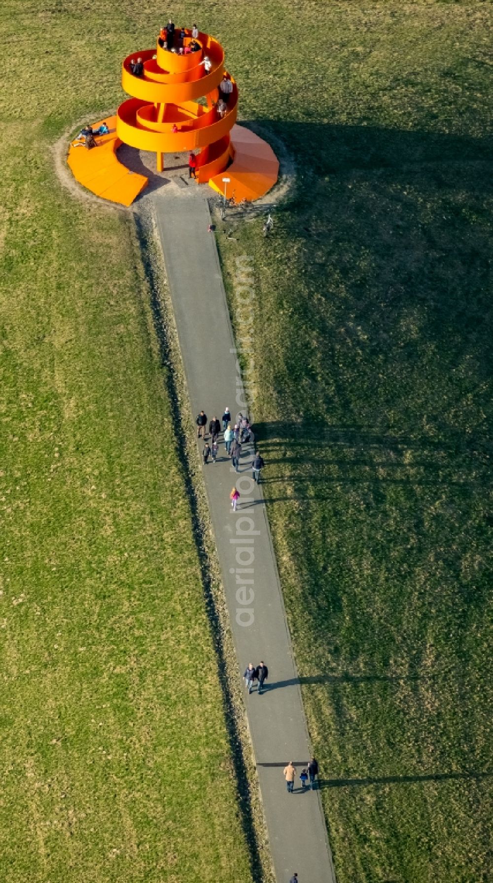 Hamm from above - Reclamation site of the former mining dump Lippepark mit Haldenzeichen und roter Aussichtspunkt der Berghaus-Architekten in the district Herringer Heide in Hamm in the state North Rhine-Westphalia