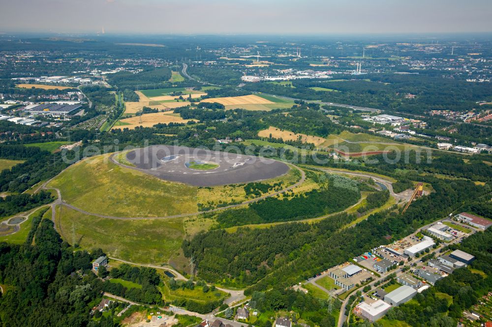 Aerial image Gladbeck - Recultivation terrain of the hills of the former mining dump Mottbruchhalde Nature Reserve Natroper field in Gladbeck in North Rhine-Westphalia