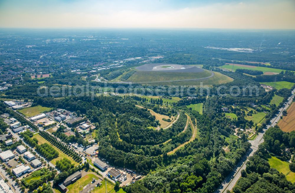 Aerial photograph Gladbeck - Recultivation terrain of the hills of the former mining dump Mottbruchhalde Nature Reserve Natroper field in Gladbeck in North Rhine-Westphalia