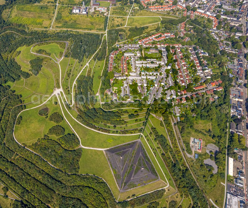 Gelsenkirchen from the bird's eye view: Reclamation site of the former mining dump Rungenberghalde in the district Buer in Gelsenkirchen at Ruhrgebiet in the state North Rhine-Westphalia, Germany