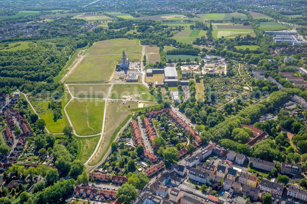 Gelsenkirchen from the bird's eye view: Reclamation site of the former mining dump Zeche Hugo Schacht 2 in the district Buer in Gelsenkirchen in the state North Rhine-Westphalia, Germany