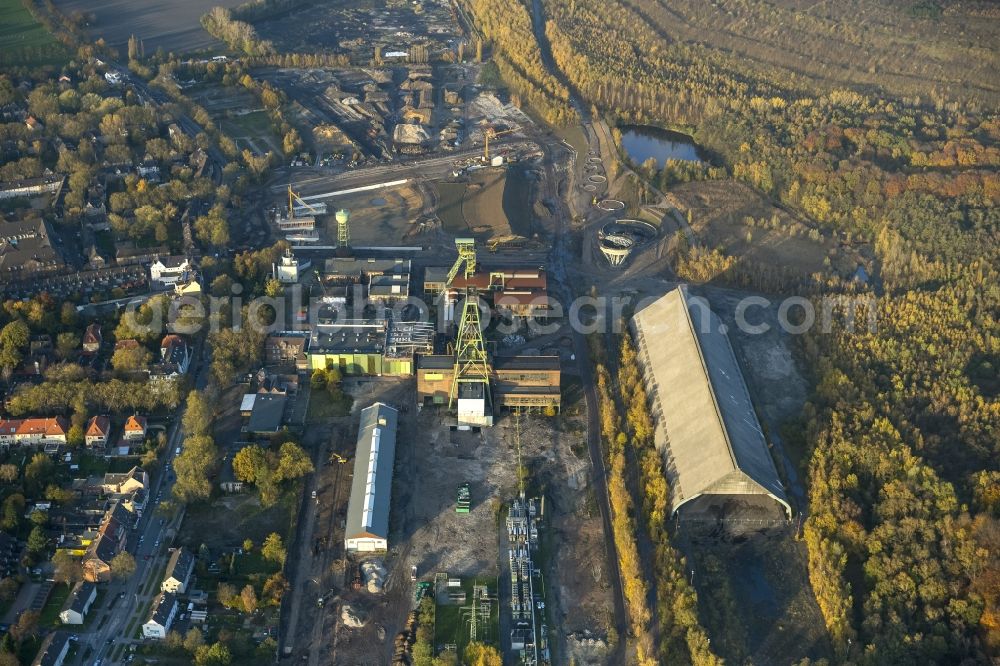 Aerial photograph Dinslaken - View of the former mine pit Lohberg with shaft and headframe Lohberg 2 at Huenxer Strasse in Dinslaken in the state North Rhine-Westphalia