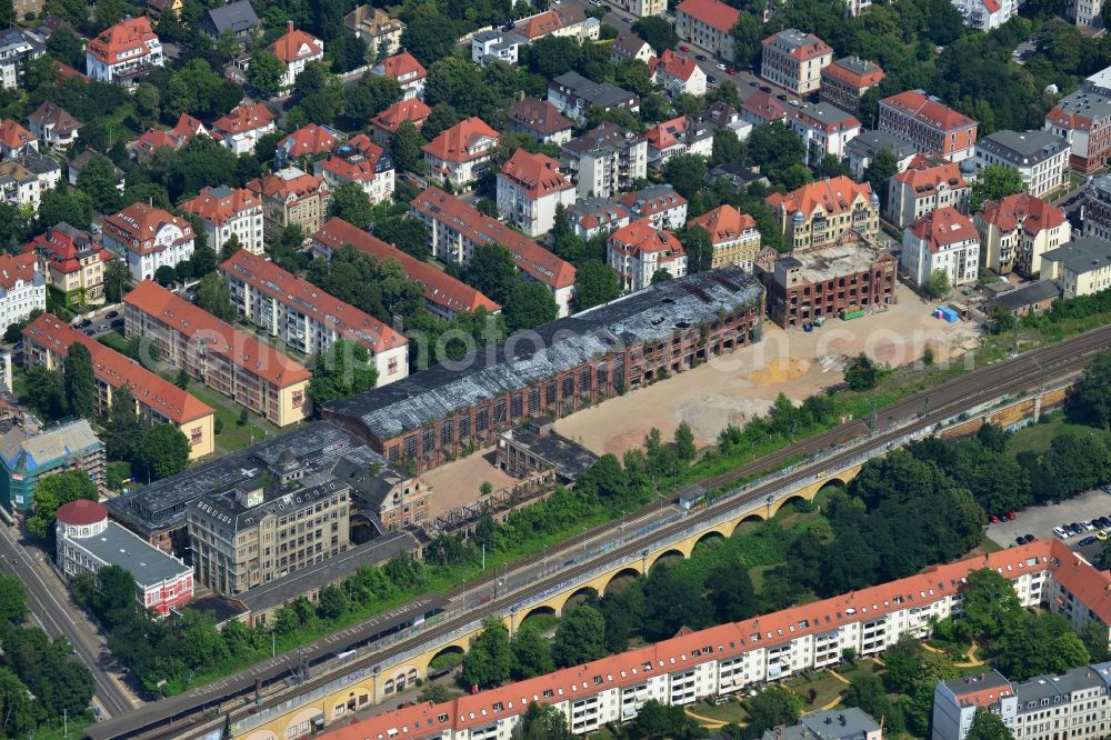 Aerial photograph Leipzig-Gohlis - Not far from the S-Bahn Leipzig - Gohlis in the state of Saxony is the site of the former Bleichert-factory Leipzig Gohlis. In the early days were cable cars in the storage shed, later under the logo TAKRAF loading and transport systems were manufactured. Currently, the CG Real Estate Group plans to redevelop the industrial monument and there homes and business premises for rent