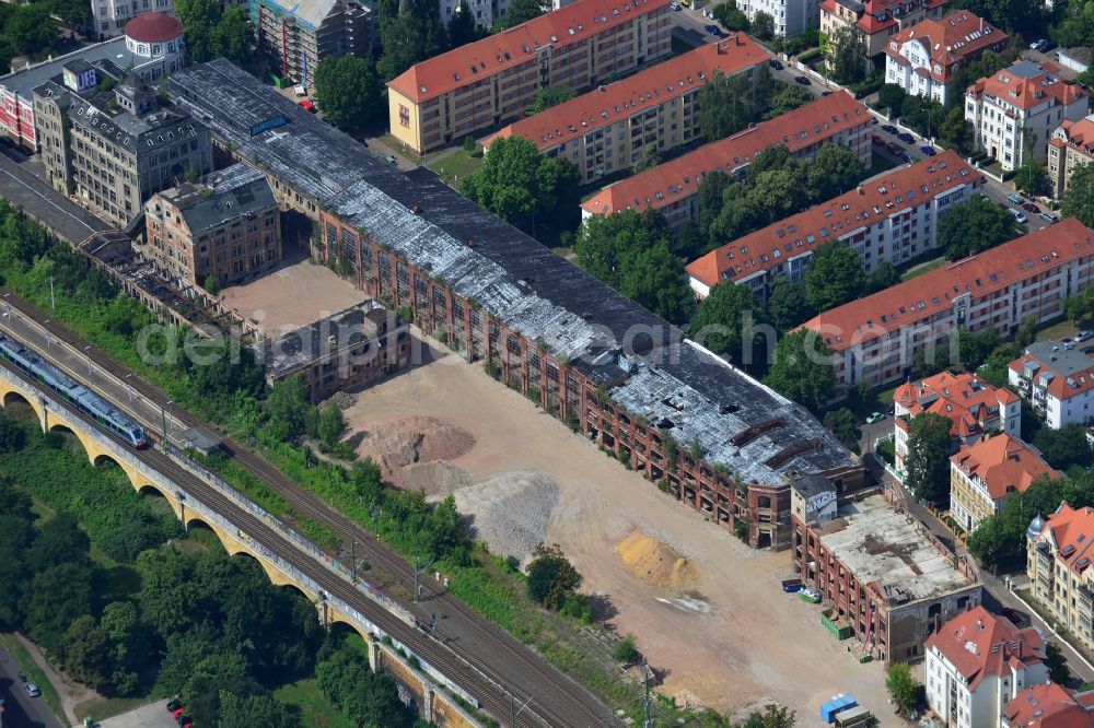 Aerial photograph Leipzig-Gohlis - Not far from the S-Bahn Leipzig - Gohlis in the state of Saxony is the site of the former Bleichert-factory Leipzig Gohlis. In the early days were cable cars in the storage shed, later under the logo TAKRAF loading and transport systems were manufactured. Currently, the CG Real Estate Group plans to redevelop the industrial monument and there homes and business premises for rent