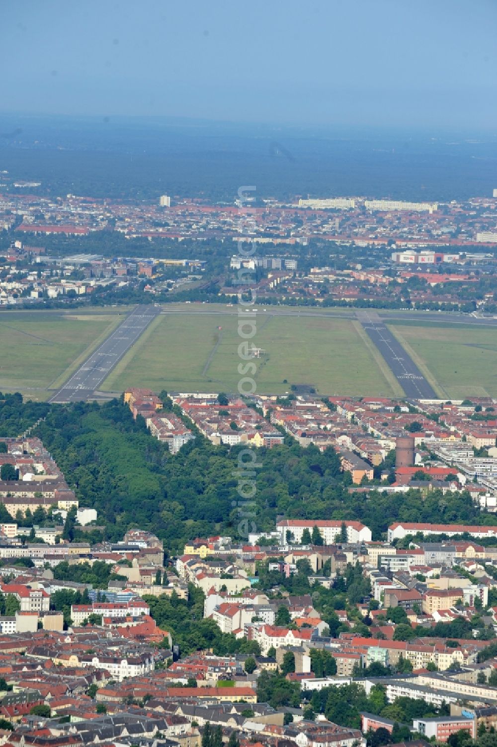 Aerial photograph Berlin - Premises of the former airport Berlin-Tempelhof Tempelhofer Freiheit in the Tempelhof part of Berlin, Germany