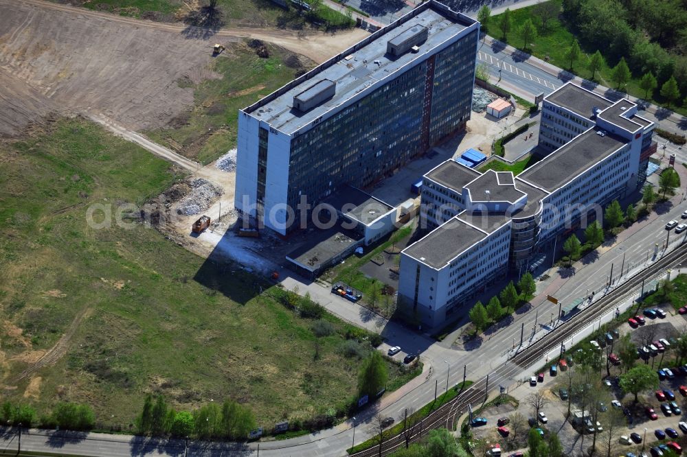 Aerial photograph Berlin Hohenschönhausen - Site of the former GDR high-rise SHB Special building construction business Company in Berlin Hohenschonhausen. Currently, the ruins of the office building is demolished, the planned construction of new homes is on the site of the former industrial area