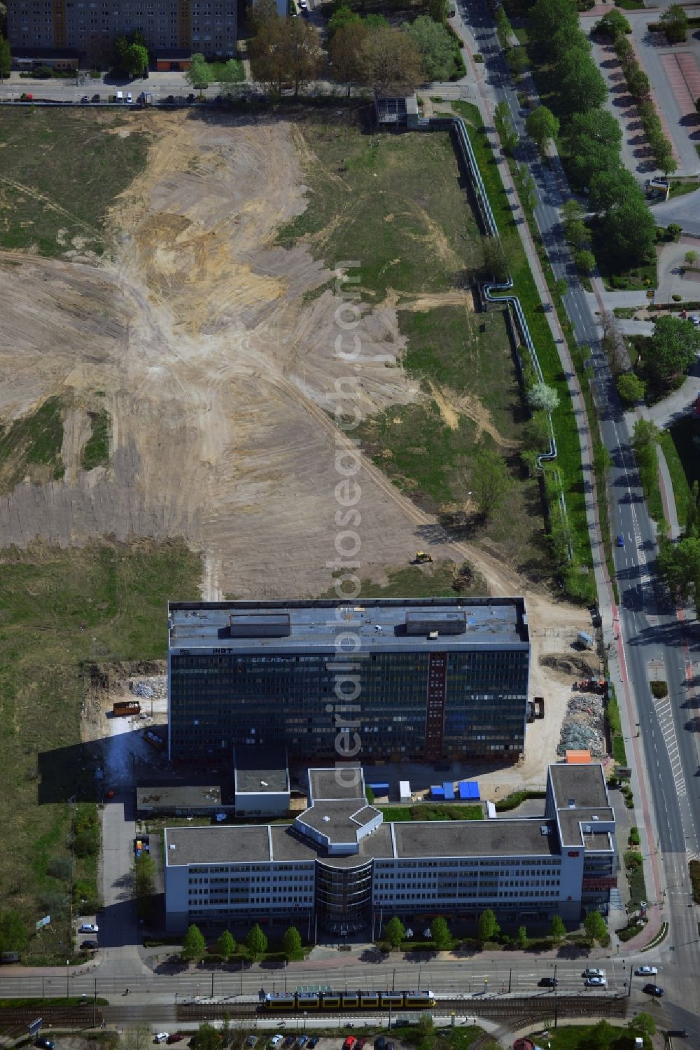 Aerial image Berlin Hohenschönhausen - Site of the former GDR high-rise SHB Special building construction business Company in Berlin Hohenschonhausen. Currently, the ruins of the office building is demolished, the planned construction of new homes is on the site of the former industrial area