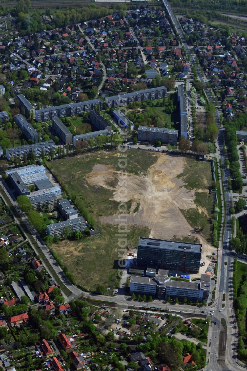 Aerial photograph Berlin Hohenschönhausen - Site of the former GDR high-rise SHB Special building construction business Company in Berlin Hohenschonhausen. Currently, the ruins of the office building is demolished, the planned construction of new homes is on the site of the former industrial area